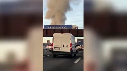Incendio in un capannone a Cavenago di Brianza, il video della colonna di fumo
