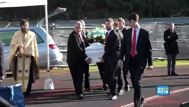 Lacrime, palloncini e fumogeni al funerale del 14enne ucciso alla metro Pantano di Roma