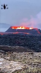 In volo sulla bocca del vulcano che erutta in Islanda: il video della fontana di lava ripresa dal drone