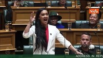 La più giovane deputata della Nuova Zelanda intona la Haka in Parlamento, il video diventa virale