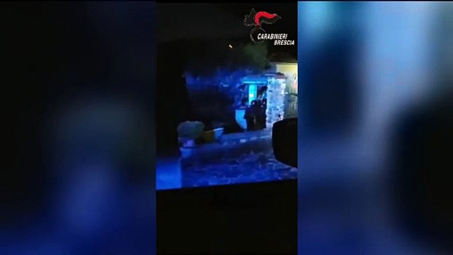 Spara e si barrica in casa a Gavardo, poi si arrende alle forze dell'ordine: il momento decisivo