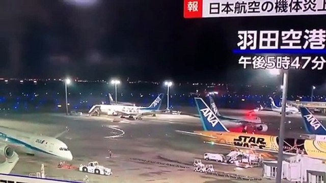 Il video del momento in cui l'aereo della Japan Airlines tocca la pista e prende fuoco
