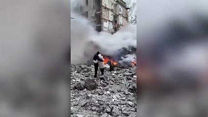 Pioggia di missili russi su Kharkiv: un uomo e una donna si stringono di fronte alle macerie