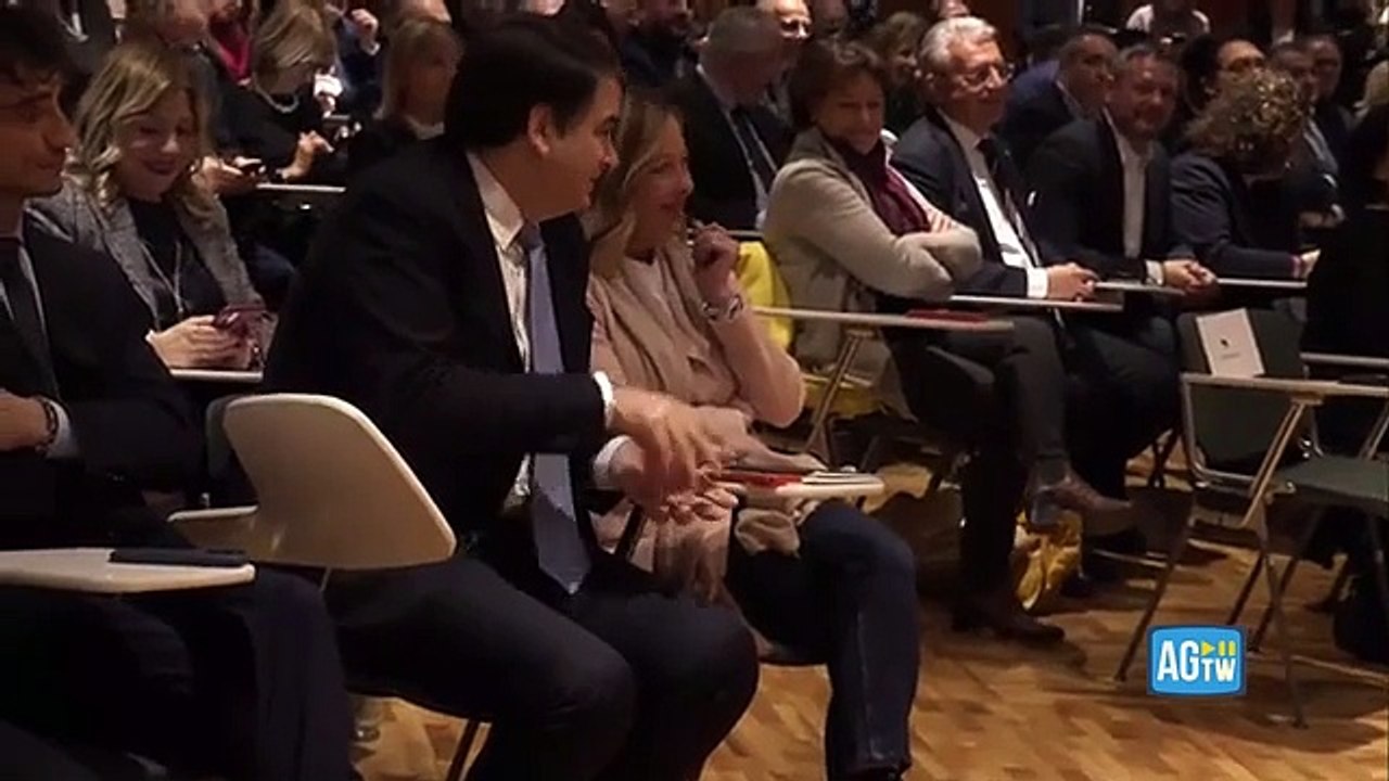 Il lapsus di Bonaccini che cita Vannacci anziché Vattani. E Meloni scherza: «Sai che non si parlerà d'altro»