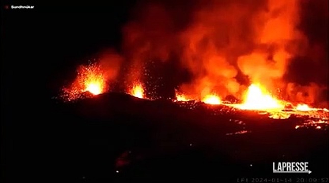 Islanda, continua l'eruzione del vulcano vicino a Grindavik