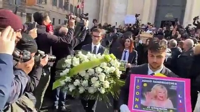 Sandra Milo, il feretro esce dalla chiesa tra gli applausi. La figlia:«Era buona, lei non voleva si piangesse»