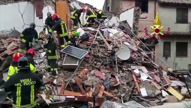 Crollata una palazzina vicino Roma: il video dei vigili del fuoco al lavoro tra le macerie