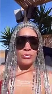 Elodie senza voce dall'Egitto dopo le critiche per il concerto annullato a Teramo: «Piano piano mi riprendo»