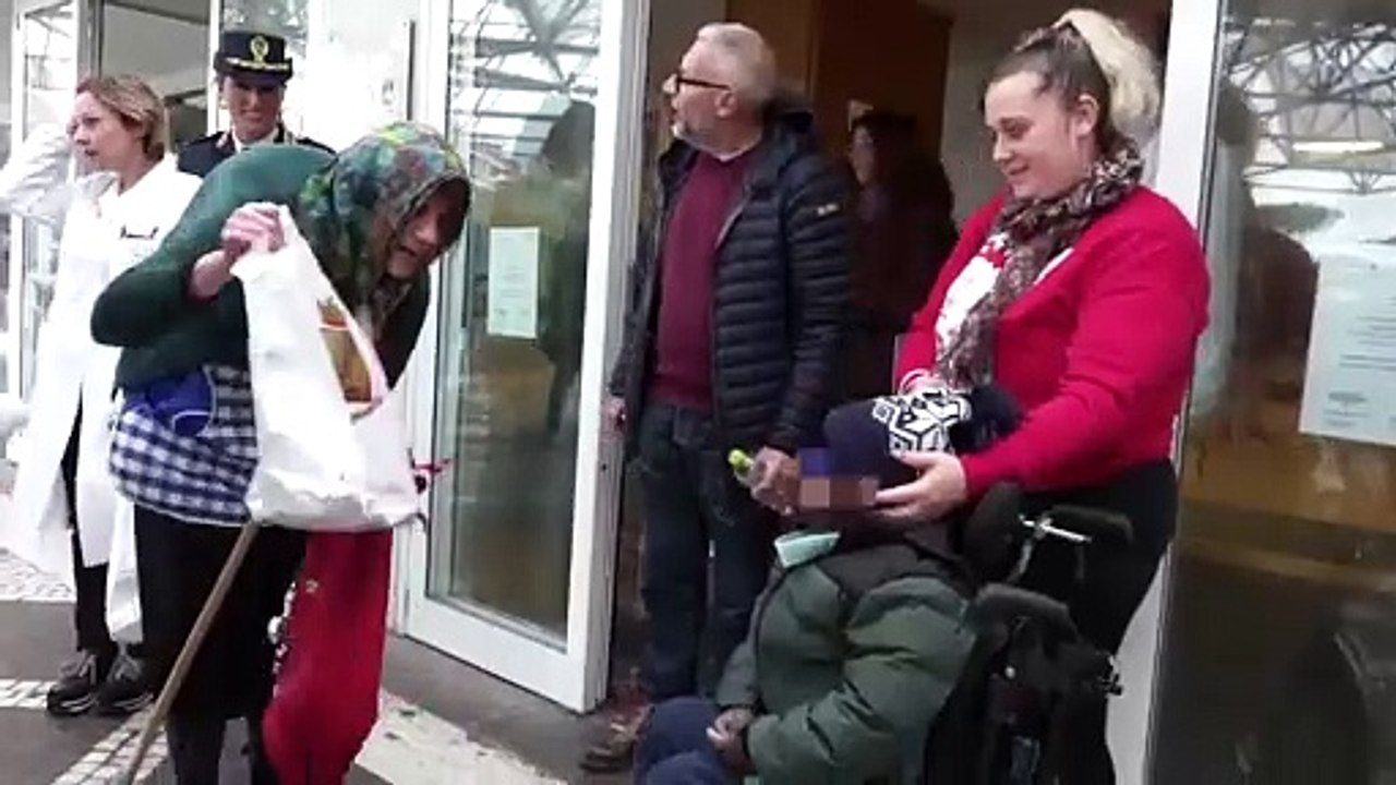 Doni e dolcetti in corsia: la Befana della polizia di Stato fa visita ai bambini ricoverati nei reparti pediatrici