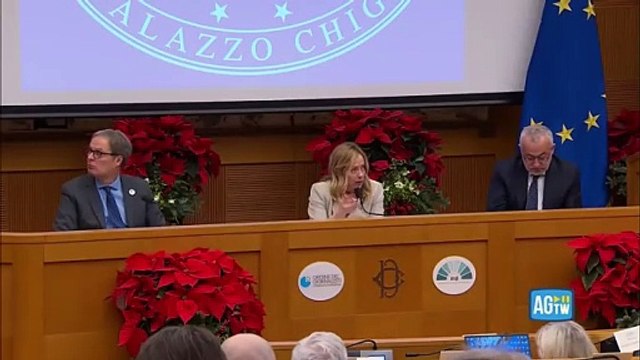 La conferenza dura troppo, Meloni chiede una pausa: «Signori, devo andare in bagno, temo di non farcela...»