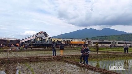 Download Video: Indonesia, scontro tra treni a Giava: almeno tre morti