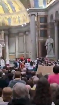 Due attiviste per i diritti degli animali irrompono durante la messa di papa Francesco | Il video