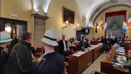 Antisemitismo, bagarre in consiglio comunale. Attivisti pro-Palestina allontanati dalla polizia locale