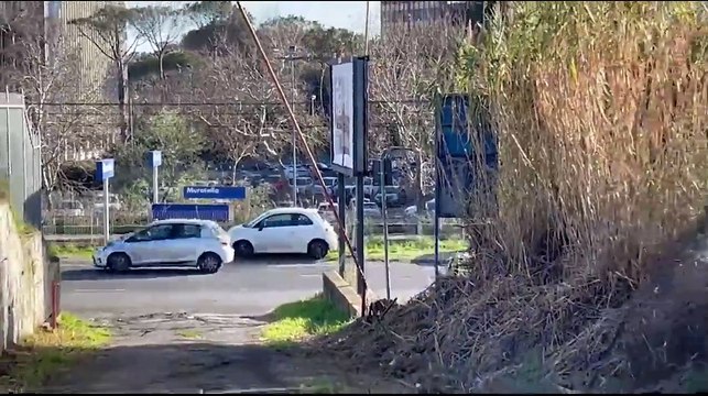 Magliana, maxi discarica abusiva nella riserva Tenuta dei Massimi. I residenti: «Vengono a lasciare i rifiuti di notte»