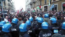 Milano, alla finestra con il cartello «Free Gaza from Hamas»: insulti dal corteo pro-Palestina