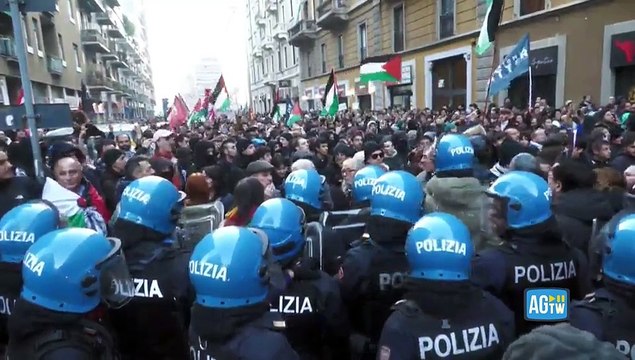 Milano, alla finestra con il cartello «Free Gaza from Hamas»: insulti dal corteo pro-Palestina