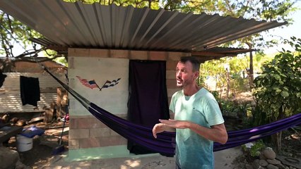 El “gringo” que espera la "Bitcoin City" de Bukele en una playa de El Salvador