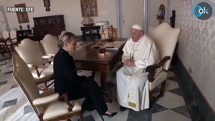 Yolanda Díaz se cruza de piernas ante el Papa como si estuviera en un bar tras el sobeteo a la Reina