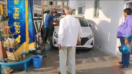 ब्रेक की जगह एक्सीलेटर दबा, कार पेट्रोल पम्प में मशीन से टकराई