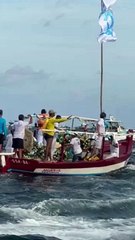 Festa de Iemanjá: tradicional entrega do presente é realizada à rainha dos mares