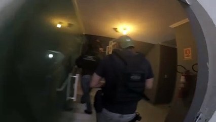 Veja o momento da prisão de caixeiro dentro de casa em Joinville