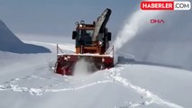 Hakkari'de yoğun kar yağışı sonrası kapanan köy yolları açıldı