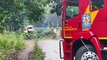 Bombeiros realizam poda de árvore que caiu sobre a rua no Bairro Canadá