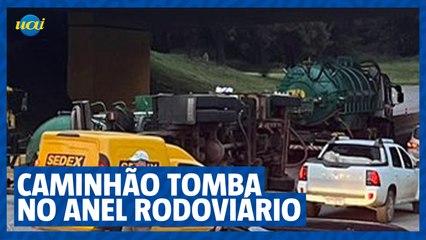 Caminhão tomba em acidente no Anel Rodoviário
