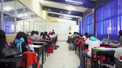 Dos hondureños se gradúan de escuela en México