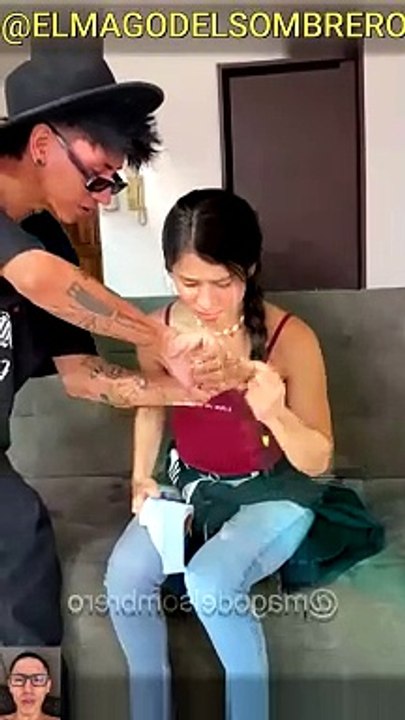 truco de magia con papel a chica linda