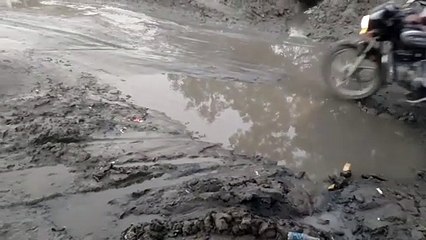 Tải video: सड़क पर जलभराव से हो रहे परेशान, जिम्मेदार नहीं दे रहे ध्यान