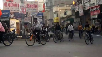 देखिए वीडियो हजारों ने साइकिल चलाकर दिया संदेश....