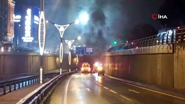 Seyir halinde yanan halk otobüsünden geriye iskeleti kaldı