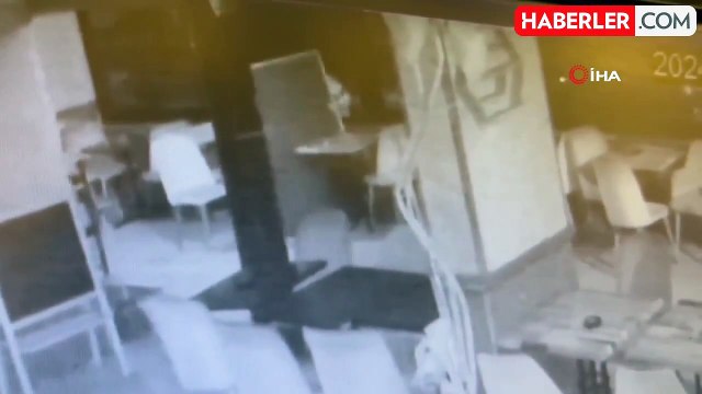 Esenyurt'ta Kafeyi Soyan Hırsız Güvenlik Kamerasına Yakalandı