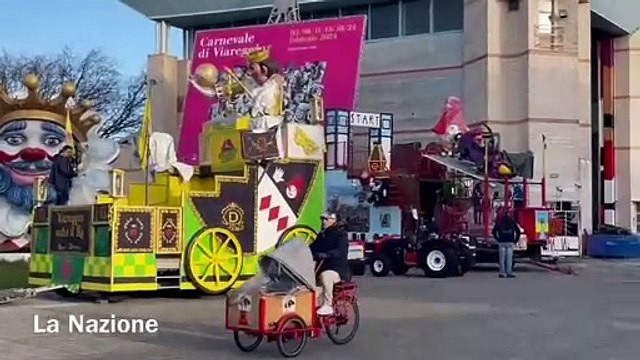 Maschere, carri e coriandoli: al via il carnevale di Viareggio