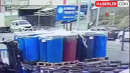 Beylikdüzü'nde motosikletli şahıslar aracın camını taşla kırdı