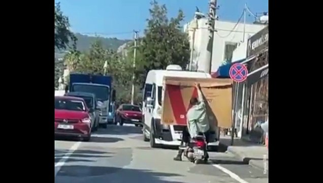 Trafikte tehlikeli anlar: Dev ekran televizyonu motosikletle taşıdılar