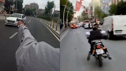 Video herunterladen: Motosikletli maganda trafikte ateş açtı, araçlara silah doğrulttu