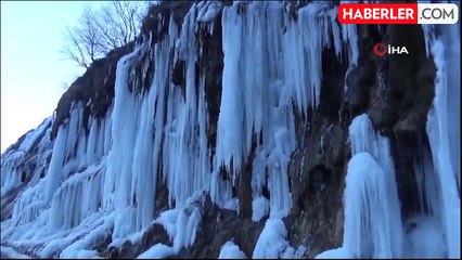 Tunceli'de donan 'Ağlayan Kayalar' vatandaşın ilgi odağı oldu