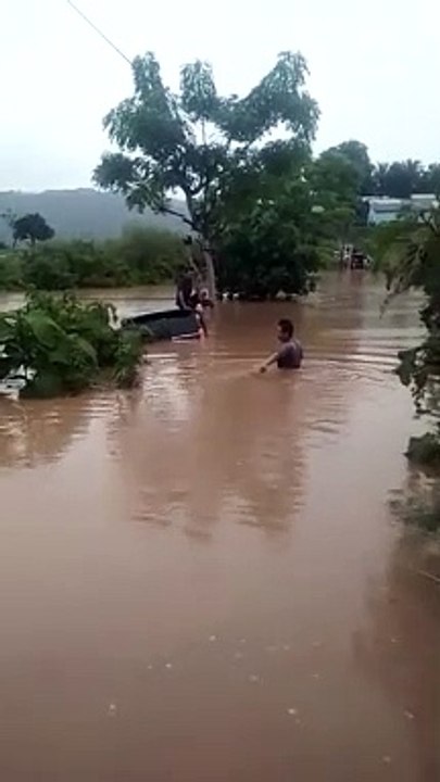 Mobilku kelelep banjir