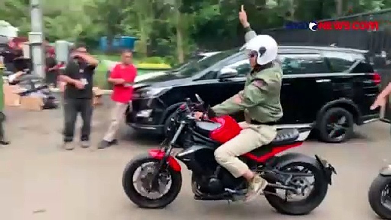 Naiki Moge Berwarna Hitam-Merah, Ganjar Pranowo Tiba di Konser Salam Metal Ganjar-Mahfud