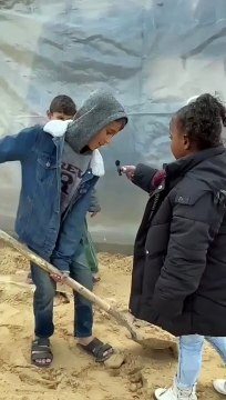 الطفلة الصحفية لمى أبو جاموس تسأل الأطفال النازحين في خيم اللجوء بمدينة رفح جنوبي قطاع غرة عن معاناتهم في ظل الأجواء الباردة.