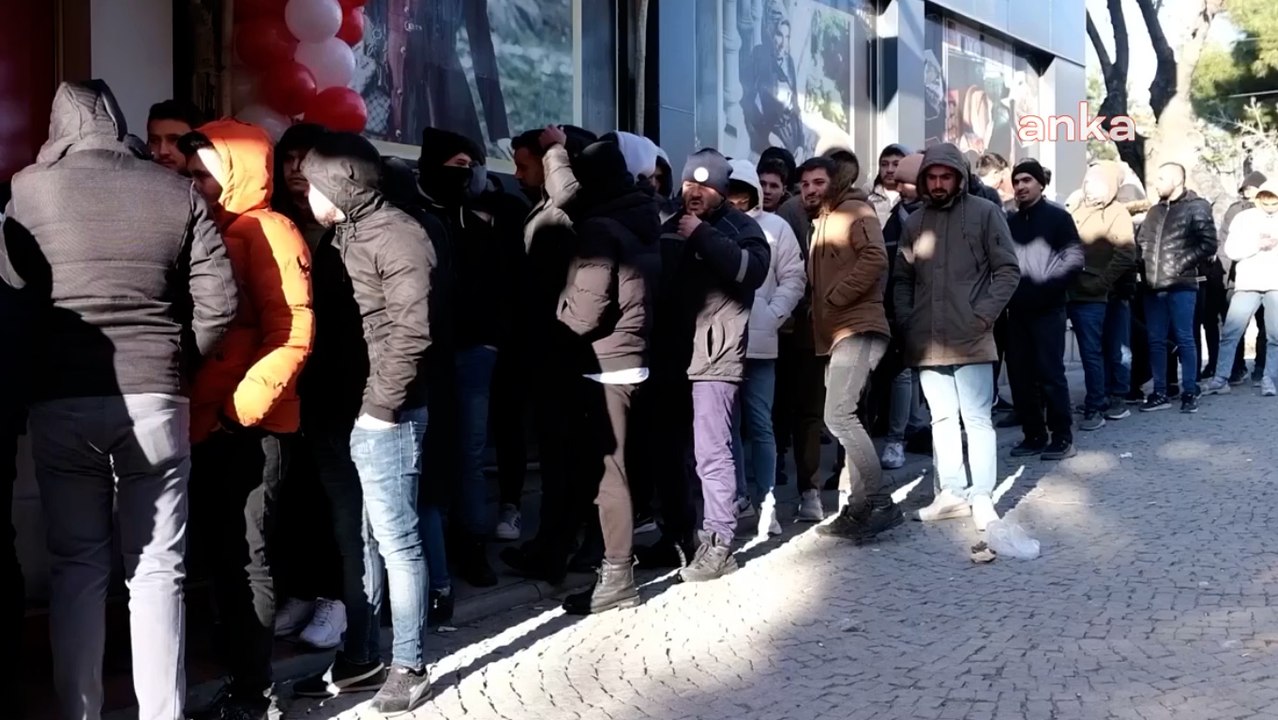 Konya'da eksi 3 derecede ucuz kıyafet kuyruğu