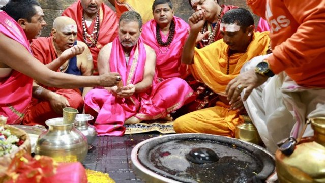 गुलाबी धोती, माथे पर चंदन..., देवघर में राहुल गांधी ने की बाबा वैद्यनाथ की पूजा-अर्चना