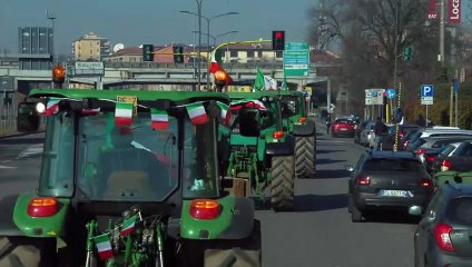 Descargar video: Protesta degli agricoltori, i trattori entrano di nuovo a Milano