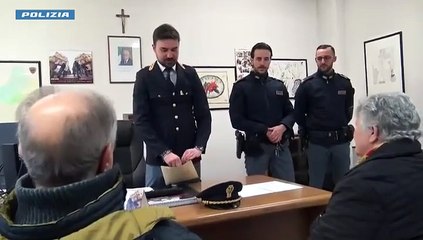Perde la pensione per strada, una donna la ritrova e chiama la polizia: applausi all'onest?
