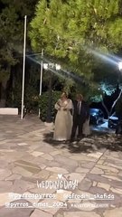 Η Αφροδίτη Σκαφιδά ανεβαίνει τα σκαλιά της εκκλησίας