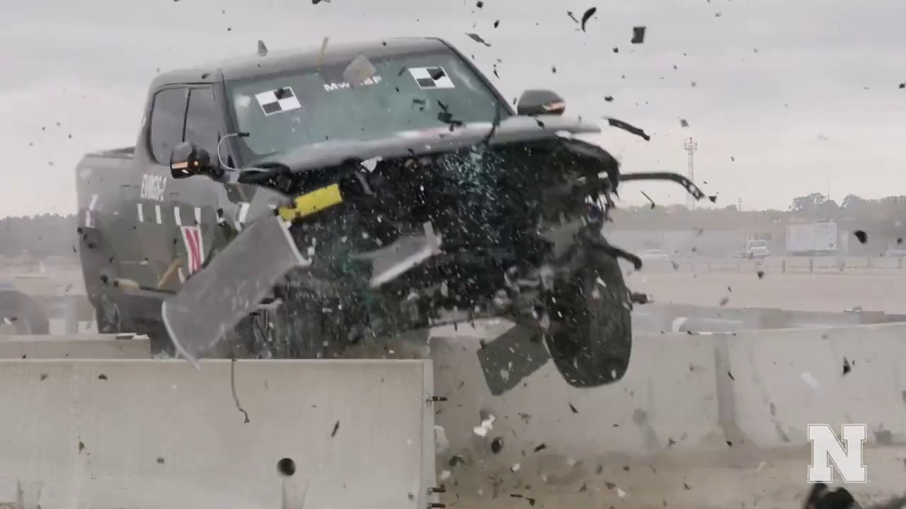 Steel Barrier Test of the 7.000-pound Rivian R1T,Railings Cannot Withstand Heavy Electric Vehicles.