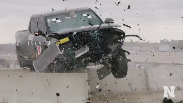 Steel Barrier Test of the 7.000-pound Rivian R1T,Railings Cannot Withstand Heavy Electric Vehicles.