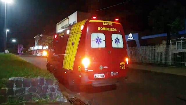 Motociclista fica ferido em acidente na Avenida Carlos Gomes